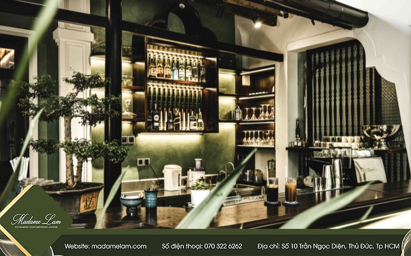Khu vực bar được thiết kế tinh tế, mang nét Indochine đặc trưng
