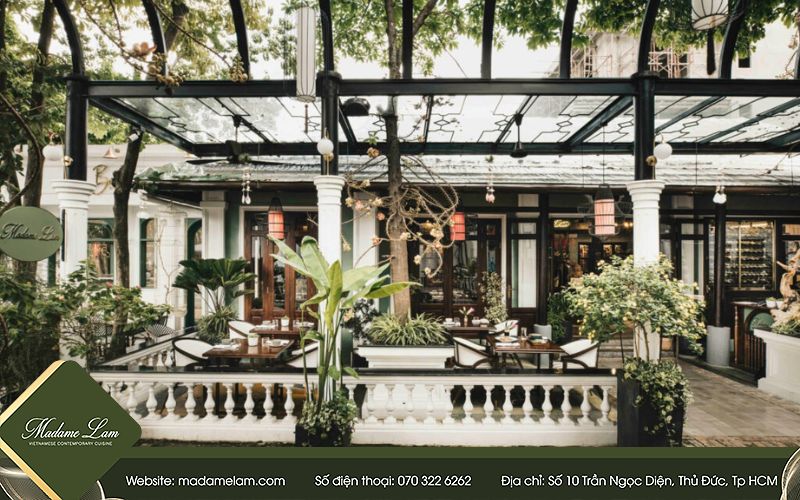 Không gian sân vườn xanh mát giữa lòng Thảo Điền tại Madame Lam