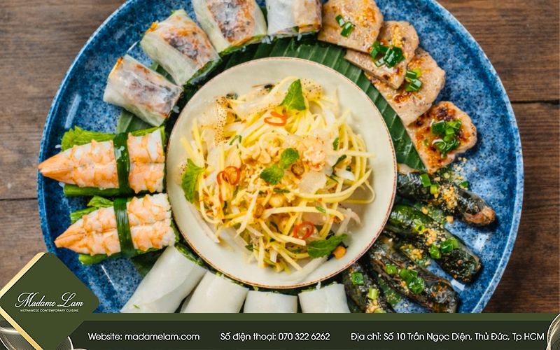 Món cuốn và gỏi được trình bày tinh tế, giữ trọn hương vị Việt