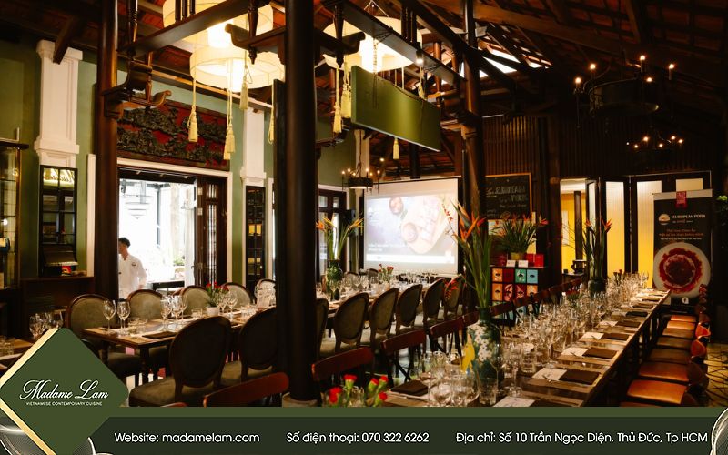 Không gian tổ chức tiệc tại Madame Lam với phong cách ấm cúng và chỉn chu