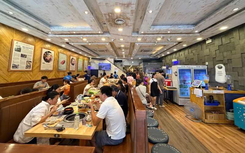 Không gian nhà hàng nướng nhộn nhịp thu hút thực khách vào giờ cao điểm