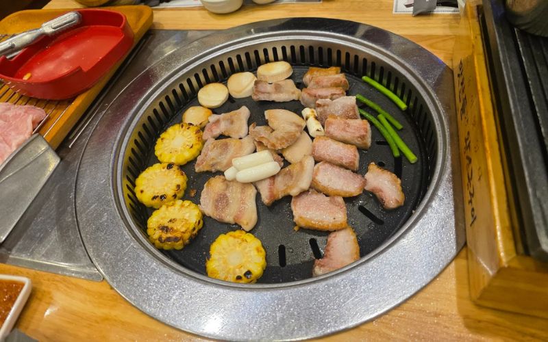 Thịt nướng trên bếp than nóng hổi mang đậm hương vị Hàn Quốc