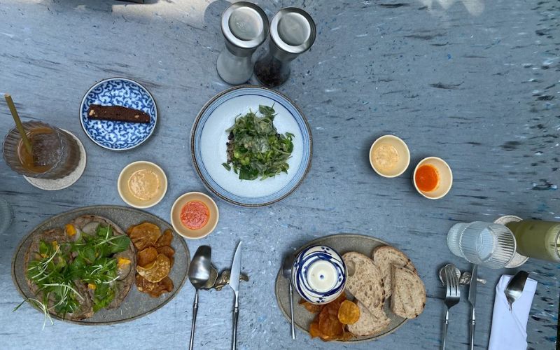 Các món brunch hiện đại tại NÚC Kitchen & Bar được kết hợp tinh tế từ nguyên liệu theo mùa và phong cách trình bày tối giản