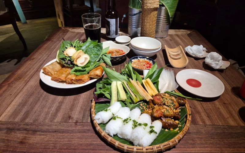 Những món ăn đậm chất Việt tại Mặn Mòi được chăm chút theo hướng tinh tế nhưng vẫn giữ hương vị truyền thống