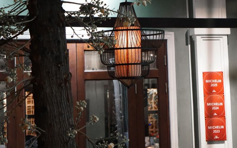 Chiếc đèn Indochine tại Madame Lam tạo điểm nhấn ấm cúng và sang trọng cho không gian nhà hàng