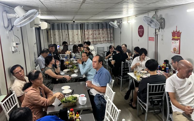 Không gian tại Thúy 94 với đông đảo thực khách ghé thưởng thức 
