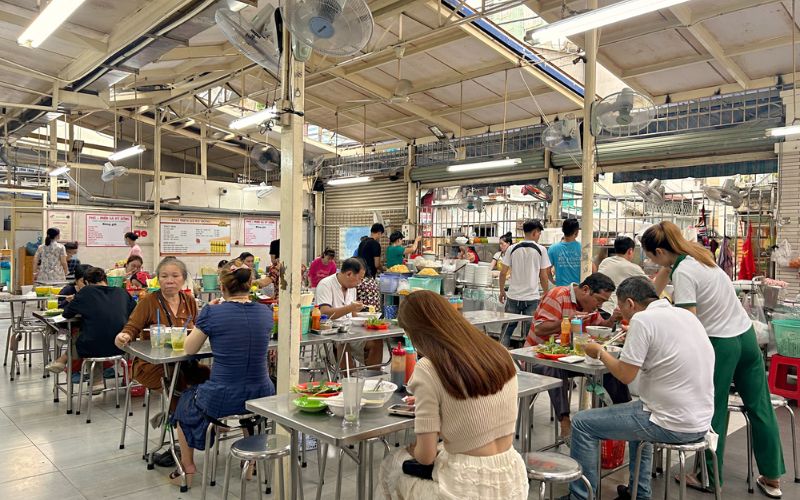 Khách hàng thưởng thức món ăn tại không gian Phở Miến Gà Kỳ Đồng 