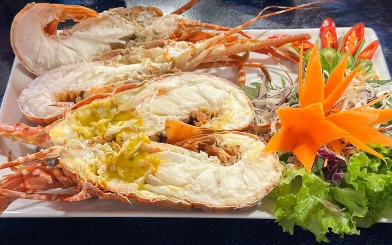 Tôm hùm nướng món ăn nhà hàng 5 sao cao cấp dùng kèm rau củ trang trí nghệ thuật.