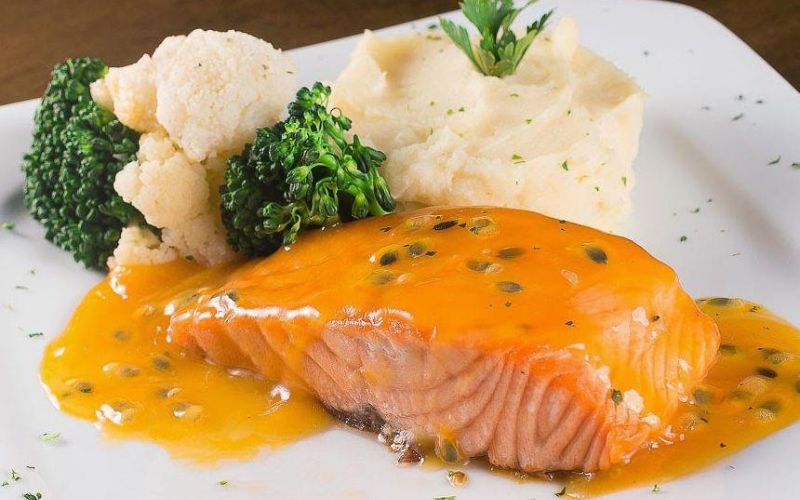 Cá hồi sốt chanh dây kết hợp khoai nghiền và rau củ hấp
