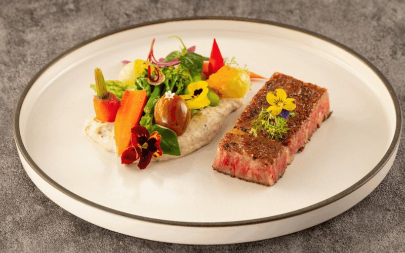 Thăn bò áp chảo cao cấp cùng salad rau củ và hoa ăn được