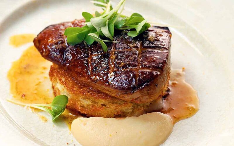 Gan ngỗng áp chảo béo ngậy dùng kèm bánh brioche và sốt trái cây