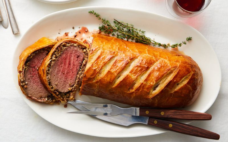 Bò Wellington thượng hạng với lớp vỏ bánh vàng giòn hấp dẫn