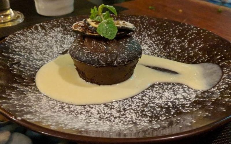 Chocolate lava cake phục vụ cùng kem tươi và quả mọng tươi