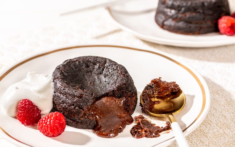 Bánh lava chocolate mềm mịn với phần nhân tan chảy hấp dẫn