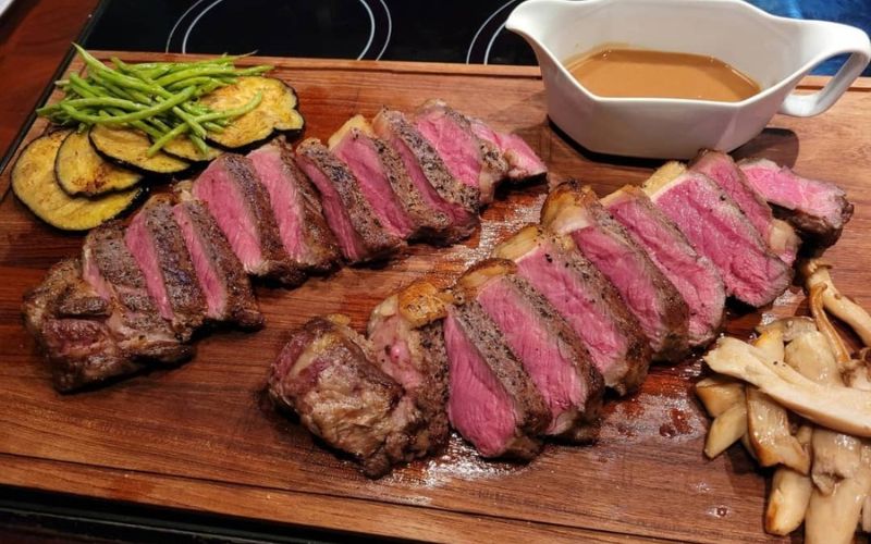 Bò Wellington trình bày tinh xảo với rau củ và nước sốt đậm vị