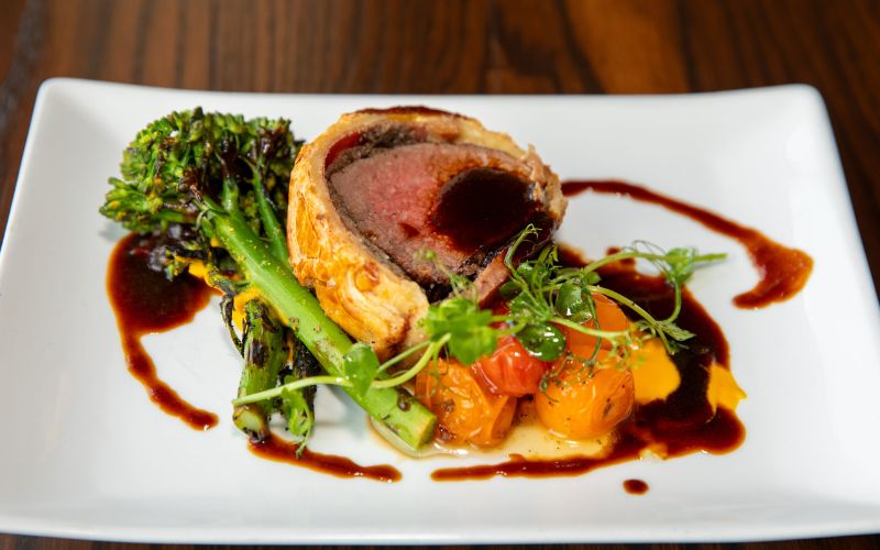Bò Wellington trình bày tinh xảo với rau củ và nước sốt đậm vị