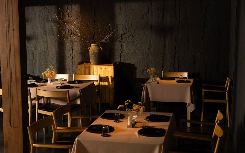 Không gian tối giản, ấm cúng mang tinh thần fine dining hiện đại tại Nén Restaurant