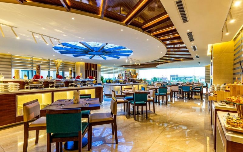 Không gian hiện đại hướng biển Mỹ Khê thư giãn tại Maximilan Restaurant