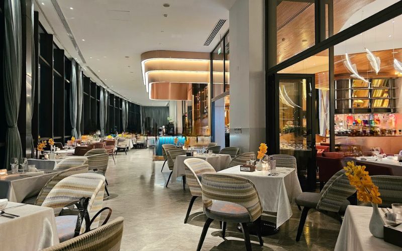 Không gian dùng bữa cao cấp với view sông Hàn từ tầng cao tại The Square Restaurant