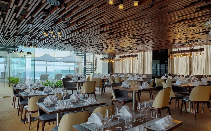 Không gian rooftop lãng mạn với view biển đêm nổi bật tại Sky View Restaurant nhà hàng 5 sao đà nẵng