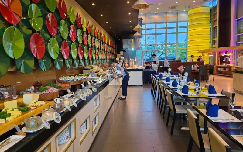 Không gian buffet quốc tế thanh lịch  tại La Rive Gauche