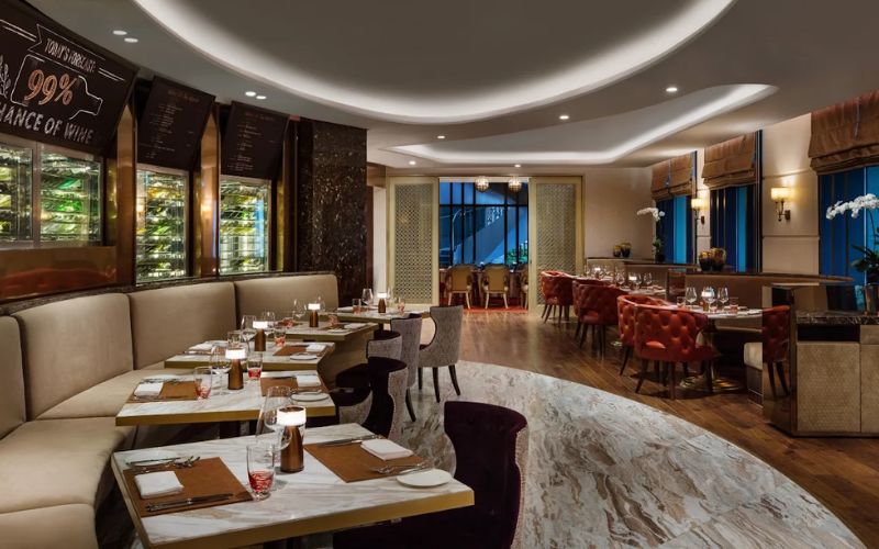 Không gian steakhouse sang trọng hướng biển với thiết kế ấm cúng tại The Grill