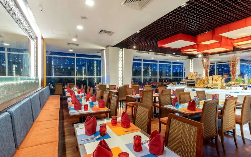 Không gian all-day dining rộng thoáng với view biển từ Novotel Nha Trang tại The Square