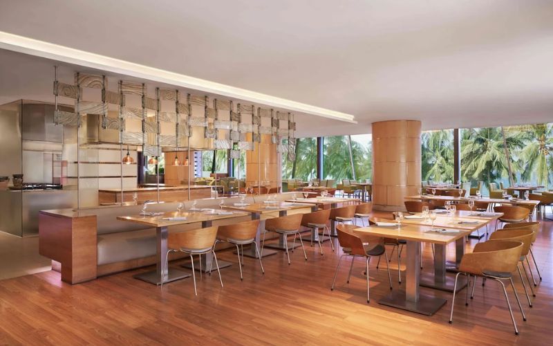 Không gian buffet sang trọng với view biển Trần Phú tại Feast Restaurant nhà hàng 5 sao nha trang
