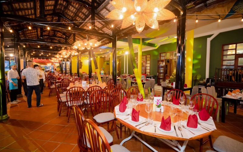Không gian thoáng đãng tại Nha Trang View Restaurant nhà hàng 5 sao nha trang