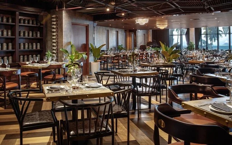 Không gian công nghiệp hiện đại với cửa kính nhìn toàn cảnh vịnh Nha Trang tại Ngon Gallery