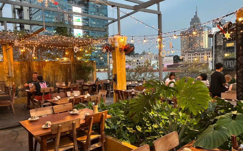 Thiết kế sử dụng nhiều tre nứa, cây xanh và bàn ghế gỗ tạo cảm giác thư giãn