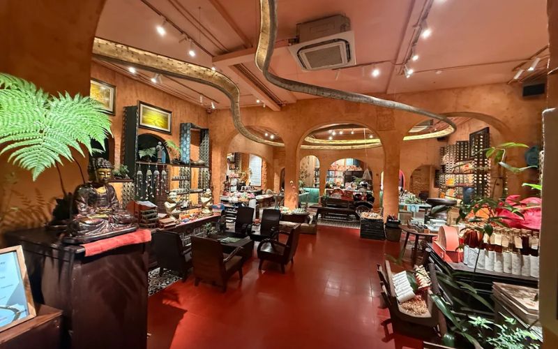 Nội thất gỗ cùng vật liệu tự nhiên giúp không gian nhà hàng thêm gần gũi