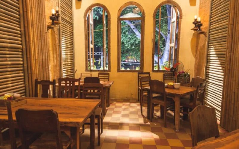 Nội thất gỗ kết hợp các chi tiết mây tre tạo cảm giác gần gũi và thư giãn