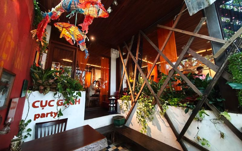 Góc sân nhỏ với nhiều cây xanh mang lại cảm giác yên tĩnh giữa lòng thành phố
