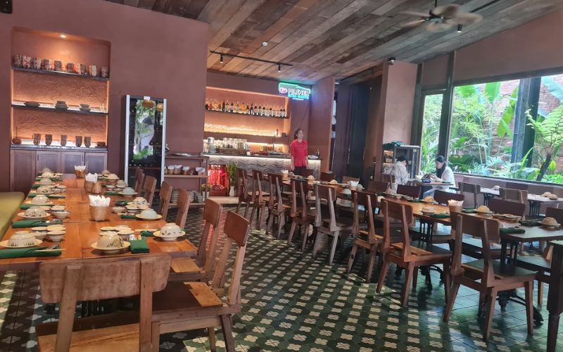 Không gian rooftop tại Mountain Retreat Restaurant nhà hàng đẹp sài gòn mang đậm nét Sài Gòn xưa 