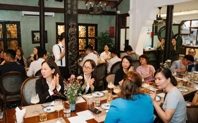 Madame Lam mang đến không gian ấm cúng cho những buổi gặp gỡ và tiếp khách