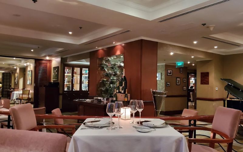 Reflections Restaurant với không gian ấm cúng trong nhà hàng hẹn hò lãng mạn 