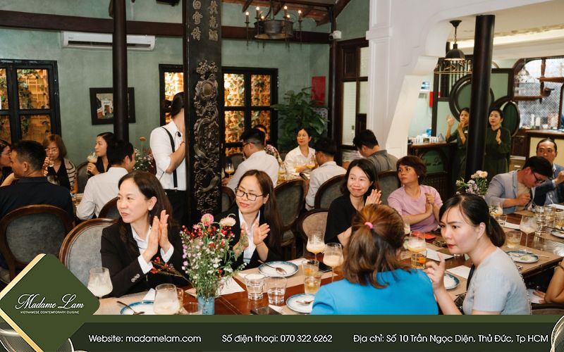 Madame Lam mang đến không gian ấm cúng cho những buổi gặp gỡ và tiếp khách