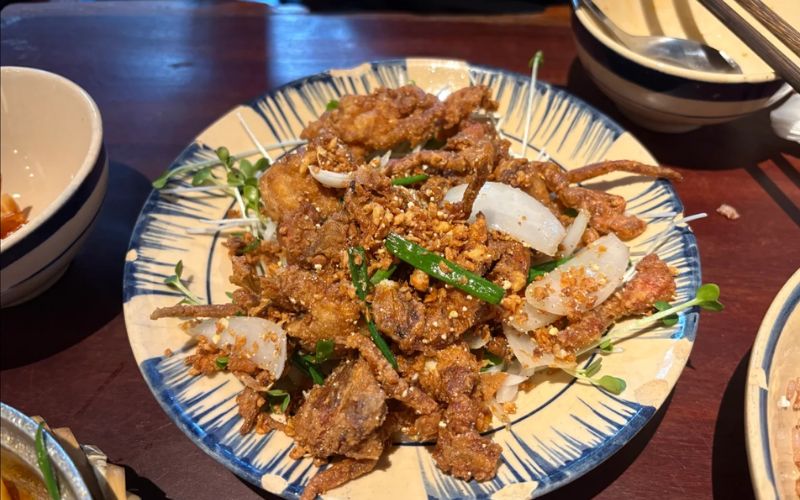 Bữa cơm Việt dân dã, ấm cúng được phục vụ tại Cục Gạch Quán