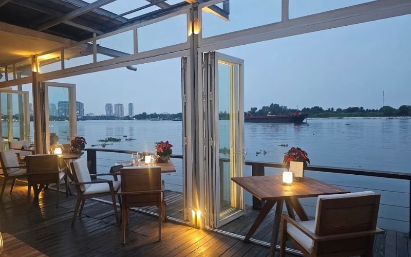 Không gian ven sông tại The Deck Saigon nhà hàng quận 2 có phòng riêng mang lại cảm giác thư giãn, riêng tư cho bữa tối