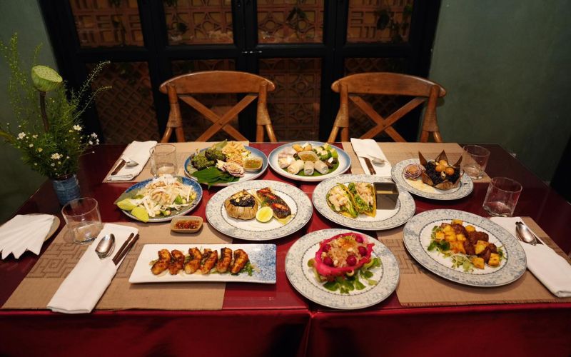 Không gian bên trong Madame Lam ấm áp, yên tĩnh, phù hợp cho những bữa ăn cần sự chỉn chu
