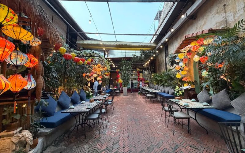 Sân vườn xanh mát tại Bụi Garden nhà hàng quận 2 có phòng riêng tạo cảm giác thư thả cho những bữa ăn thân mật