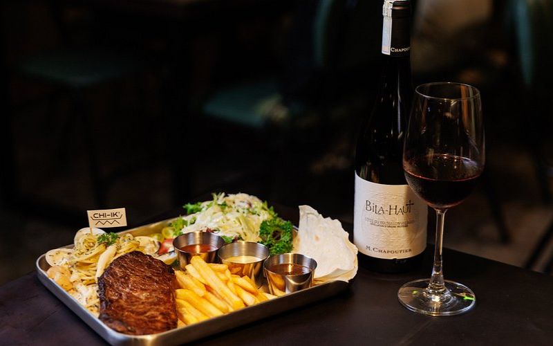 Bữa ăn kiểu Âu kết hợp steak, khoai tây chiên và rượu vang