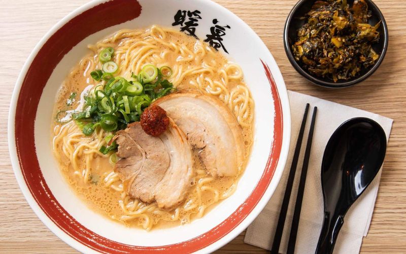 Tô ramen Nhật Bản với nước dùng béo ngậy và thịt heo mềm tại nhà hàng thảo điền