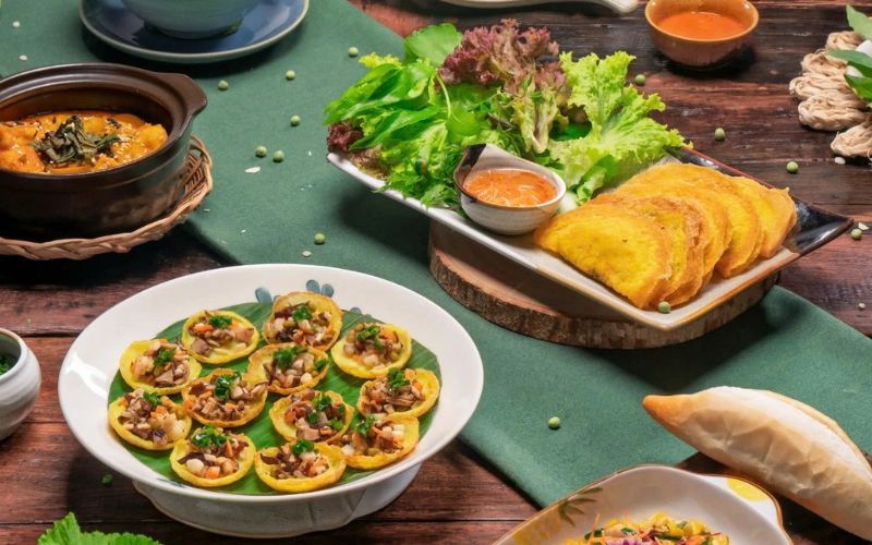 Mâm món Việt dân dã được trình bày đẹp mắt trên bàn ăn