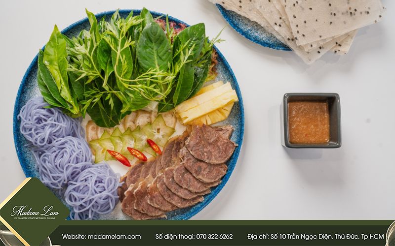 Mẹt cuốn rau xanh, bún hoa đậu biếc và thịt luộc ăn kèm nước chấm