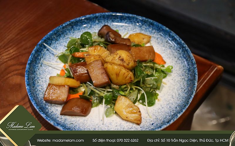 Món salad rau xanh kết hợp nấm, củ quả và sốt đậm vị tại nhà hàng thảo điền 