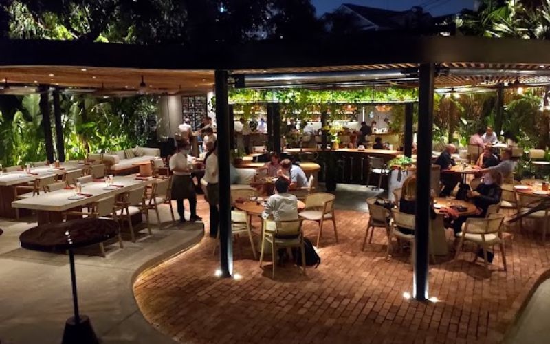 Không gian bên trong nhà hàng The Brix Eatery