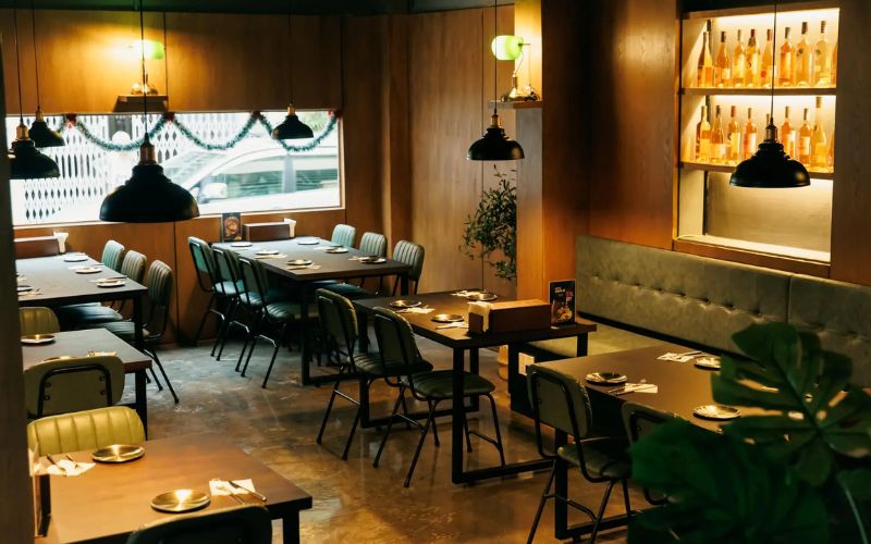 Không gian nhà hàng hiện đại, ấm cúng phù hợp hẹn hò và gặp gỡ bạn bè tại nahf hàng thảo điền Chiik Steak & Pasta