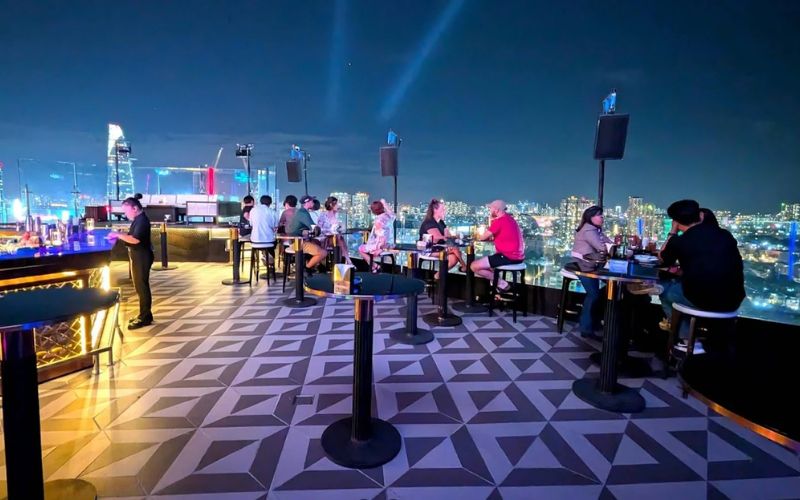 Không gian rooftop về đêm với view thành phố thoáng đãng trong top nhà hàng 5 sao tphcm